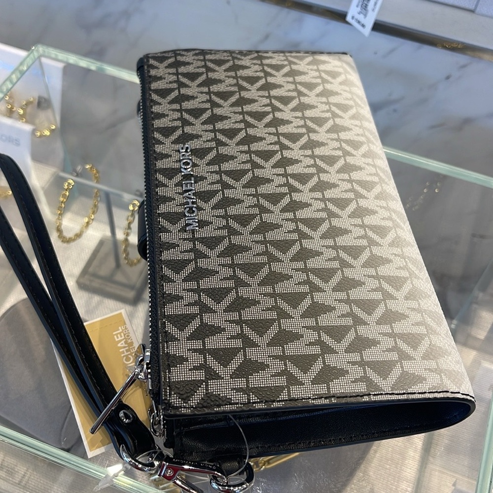 Michael Kors Jet Set Large Ombré Signature Logo Wristlet Wallet Phone
BLACK 
NWT - Picture 9 of 16